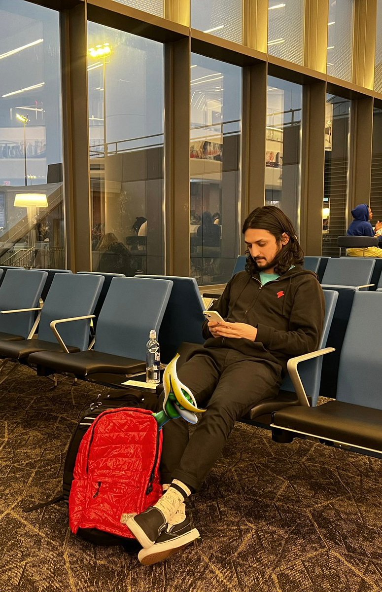 TyesAlexSol's tweet image. I ran into @armaniferrante  at the airport, I think he's up to something... 🍌

@TheHoopasNFT @dr_pixl @MHoopas