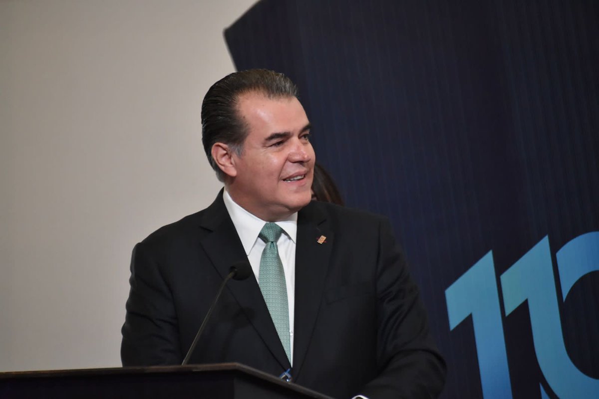 cceoficialmx's tweet photo. Esta tarde, el Pdte. @fcervantes5 asistió a la toma de protesta de Fernando Díaz de León Hernández, Pdte. de la @Canacosanluisof, y de los integrantes del Consejo Directivo 2023-2024 de la #CanacoSLP; a quienes felicitó y les reiteró el compromiso del #CCE por seguir creciendo juntos con futuro.