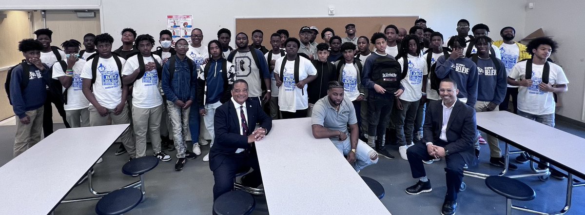 EugeneG01's tweet photo. @headsilverback The Silverbacks of Kipp Preparatory Charter School. 
They will live their lives as though generations depend on them. https://t.co/vEGUrmMgGm