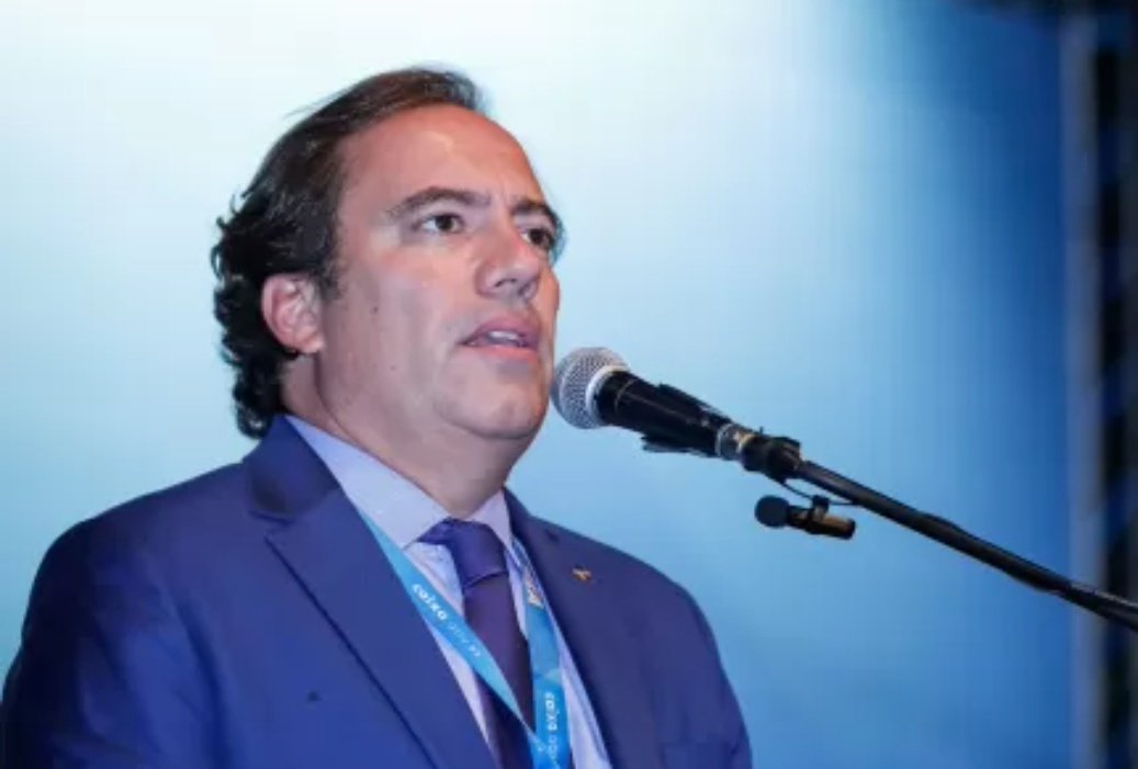 rede_marco's tweet photo. E os bolsonaristas vão caindo, um a um...

Vocês se lembram do Pedro Guimarães, ex-presidente da Caixa Econômica, aquele sujeito nefasto, assediador que é íntimo dos bolsonaros?

Pois é. A Caixa disse que vai cobrar dele em ação regressiva, a multa de R$ 10 milhões que foi obrigada a pagar ao encerrar o processo movido contra o banco por funcionários por terem tolerado assédio moral e sexual na instituição

Após as acusações, Guimarães pediu demissão do cargo em junho de 2022 e negou os crimes

Só aquele vídeo dele obrigando os funcionários a fazerem flexões em uma convenção do banco já é por si só prova de assédio moral.