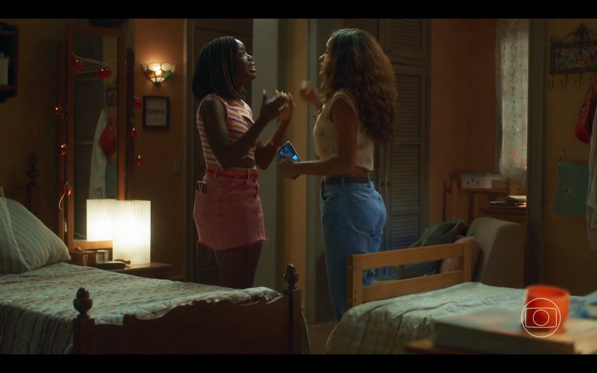 Essa novela é tão primorosa que expõe a realidade nua a crua. Kate é uma mulher sexualmente livre e bem informada, por isso sabe sobre camisinha, doenças transmissíveis, como se prevenir. Jenifer, a dita certinha, é criada numa família evangélica conservadora onde o assunto sexo