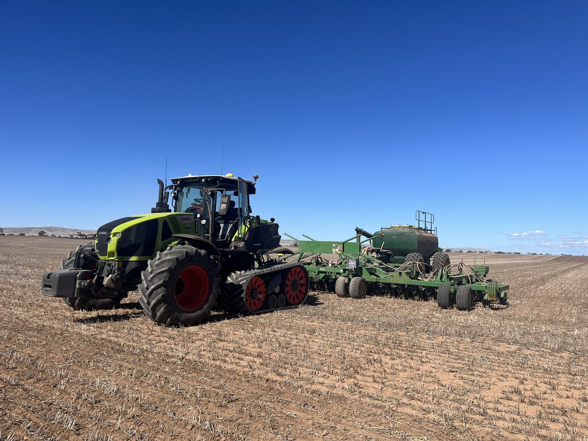 squig1971's tweet photo. Dropped in on this beast at the start of seeding.  Customer is extremely happy. 
Significantly there is no marking from the tracks at the headlands. We have new tractors available now.  @ClaasSth #AXION https://t.co/Zs6qjCo1O2