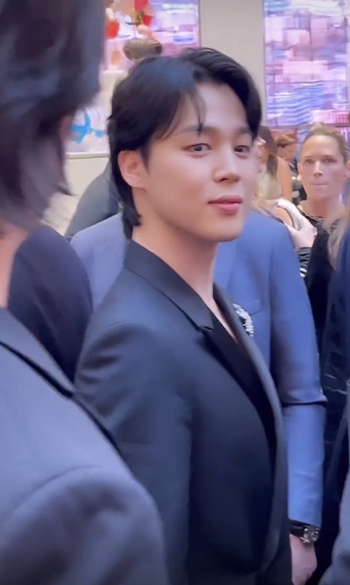 jiminperforms's tweet photo. love at first sight.. jimin is a life real prince omg https://t.co/JqyZ0bBBa4