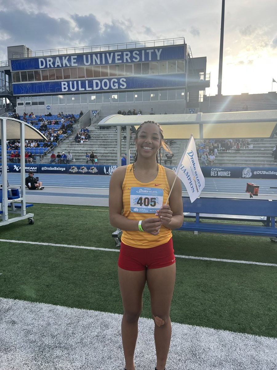 CarlisleGXCTF's tweet photo. DRAKE RELAYS CHAMPION 

Izzy with a new school record of 18-10 to defend her title https://t.co/6xEyggiabH