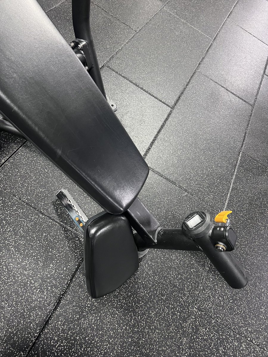 afizedstylish's tweet photo. @PureGym  @Puregymcamberwell #puregym how long is this broken equipment gonna lay here without fixing it ???? https://t.co/HWvlT8IzUc
