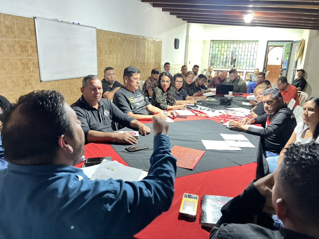 #AlMomento Se desarrolla reunión con responsables de secretaria Electoral de los distintos estados del país presidía por el Secretario General Nacional <a href="/WBenavides_MRT/">Williams Benavides</a> 
En el marco de la planificación estratégica de #TUPAMARO. 

<a href="/NicolasMaduro/">Nicolás Maduro</a> 
<a href="/dcabellor/">Diosdado Cabello R</a> 
<a href="/Tupa_Esteban/">Esteban Fernández</a>