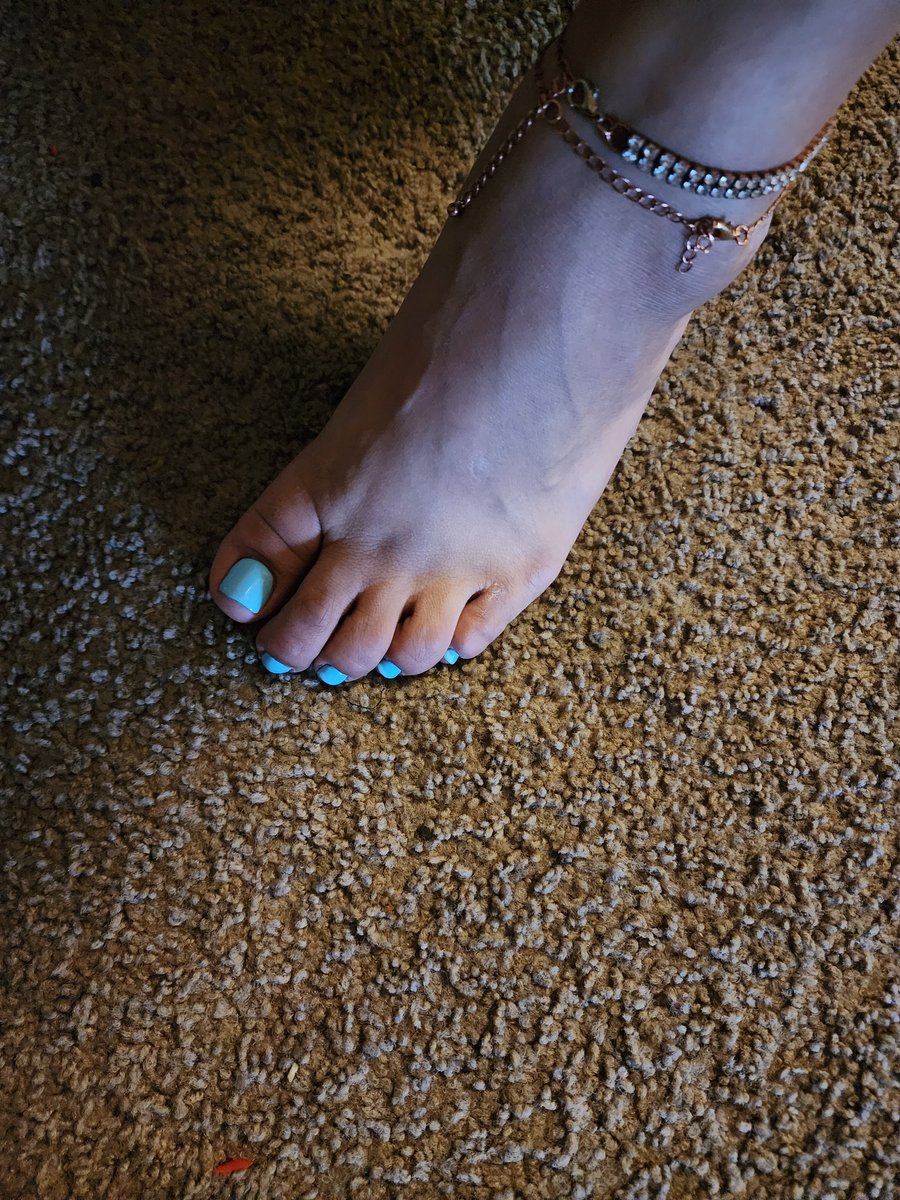 voluptuousvix14's tweet photo. Suck on My Pretty Toes And I'll Help You Cum On Them Love❤️

#prettytoes #bbwnative #footprincess #cumonmyfeet https://t.co/OLGFU3nr9M