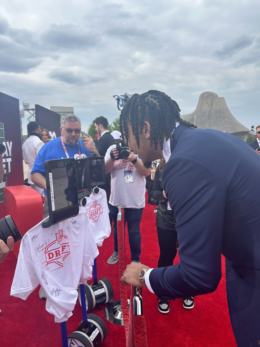jennavictoriat's tweet image. NFL prospect C.J. Stroud from Ohio State FaceTimes patients from Children’s Mercy before signing their shirts. “I wish I was there so I could hug you … I’m praying for you,” he tells a little girl in the hospital.
