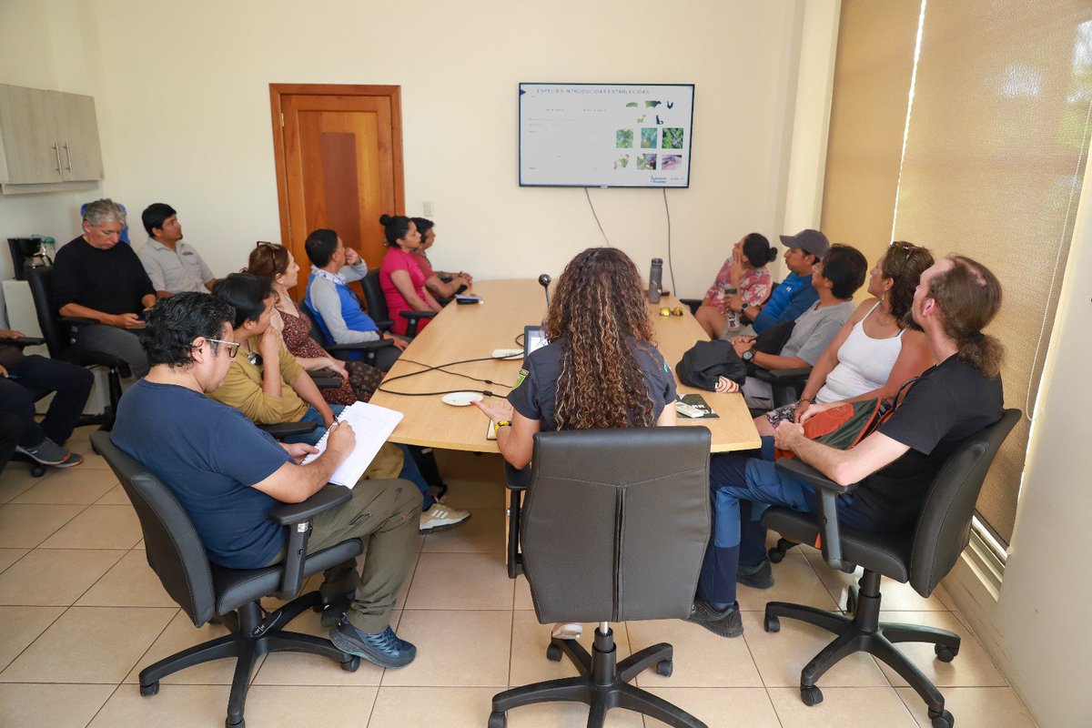 ABG_galapagos's tweet photo. #Hoy| Recibimos la visita de profesores de @lacentralec, esta comitiva fue recibida por la Dra. @mcruz_6, quienes expusieron el interés de la cooperación institucional, en ámbito técnico, científicos y prácticas preprofesionales, bajo el convenio marco que mantenemos. https://t.co/mejoZuI01K