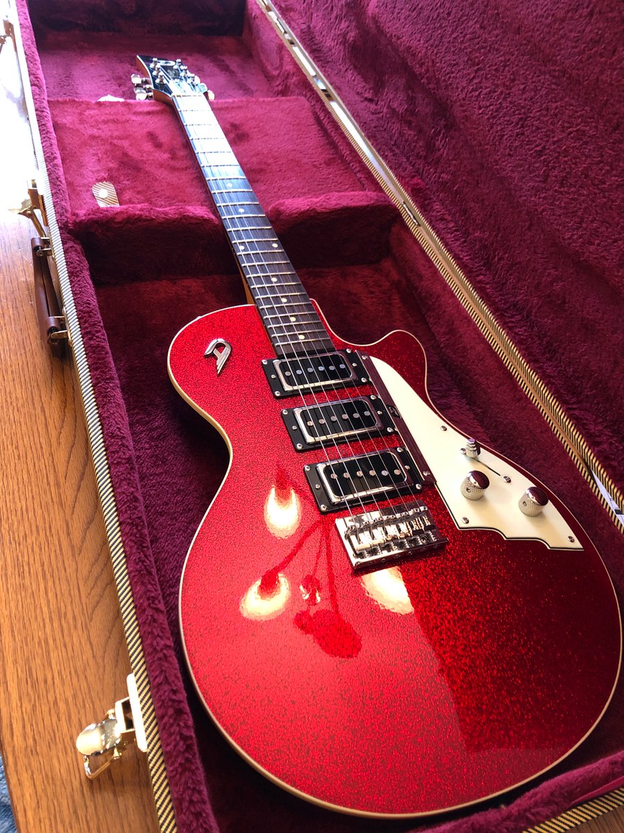 GuitarsFive's tweet photo. Hey @ronniewood I bought a guitar in an auction that supposedly was gifted by you to your brother Art. Any truth to this https://t.co/eSXuQlWbPw