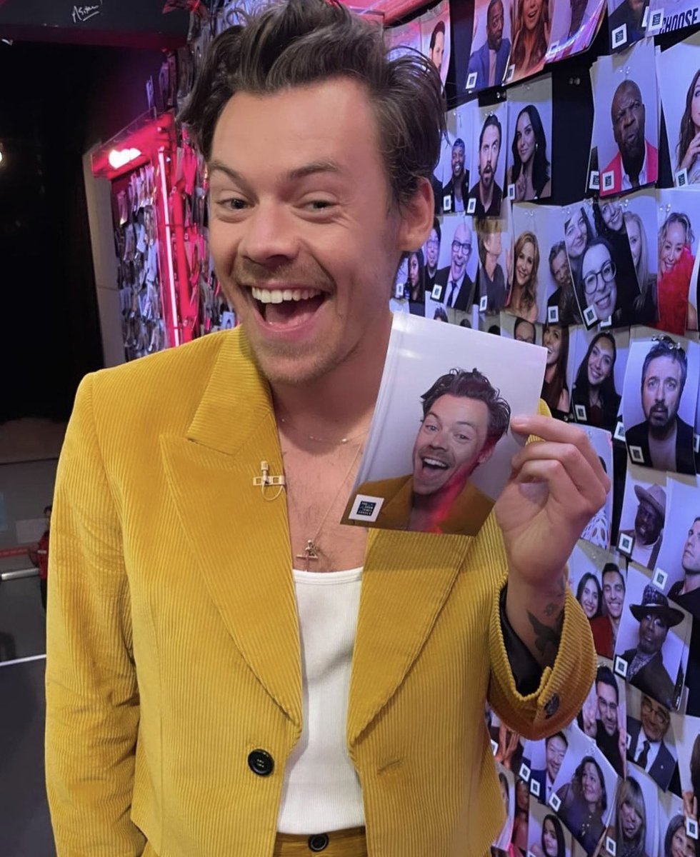 Harry na parede de fotos no The Late Late Show hoje! 🤍 #TheLateLateShow