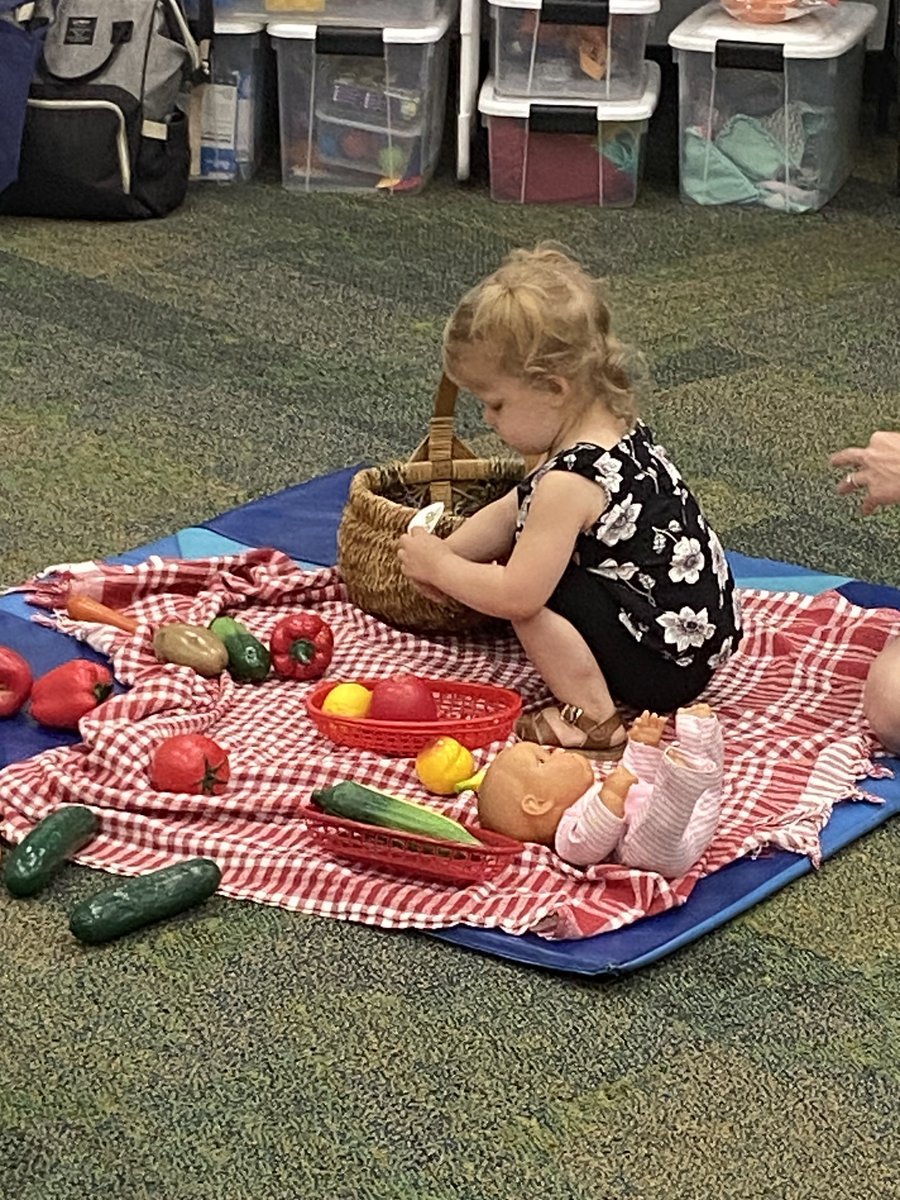 mthorntontpf's tweet photo. Partners in Play with Forty Carrots and Soar in 4 at the Braden River Library! April showers bring May carrots! Lots of learning through play here tonight! What a wonderful experience! @ThePattersonFdn @SuncoastCGLR @RemakeDays #Soarin4 #FortyCarrots https://t.co/mIkziHtUos