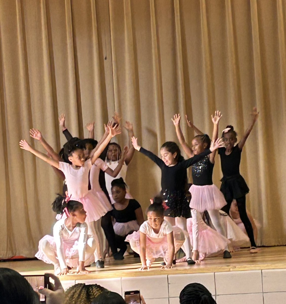 gdileggeBCPS's tweet photo. These kiddos did a wonderful job performing for their peers and then again for their adults at @EsOakleigh’s first ever ballet recital! Special thanks to @MsMiller_grade2 &amp; @anders_miss for all their work in working with the students and making this a great success! #iamoakleigh https://t.co/8tsM9ycWcK