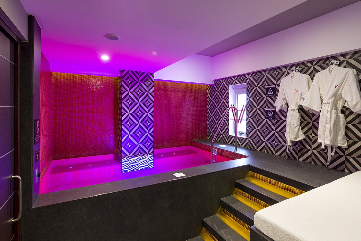 vboutiquehotels's tweet photo. El escenario perfecto para más de una noche inolvidable 🔥🔥 #PoolSuite https://t.co/9SRBpduWFh https://t.co/rm5L1eRo41