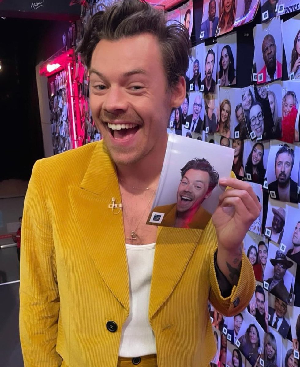 HStylesPeru's tweet photo. 📸| Harry en su ÚLTIMA polaroid de The Late Late show. https://t.co/bEZ5HcRDNR