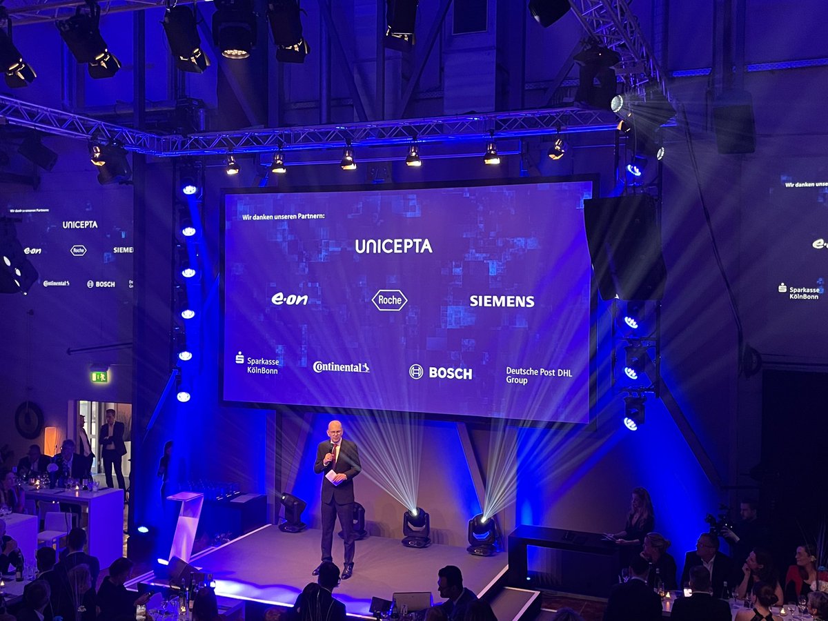 Roche_de's tweet photo. Roche gratuliert allen Preisträger:innen zum diesjährigem #prpreis23, darunter auch der @Uniklinik_Fr für ihren Beitrag in der Kategorie „Gesundheit und Life Science“
und ist stolz, Partner des Internationalen Public Relations Preises 2023 gewesen zu sein. @DPRGde https://t.co/QLcifIVjTG