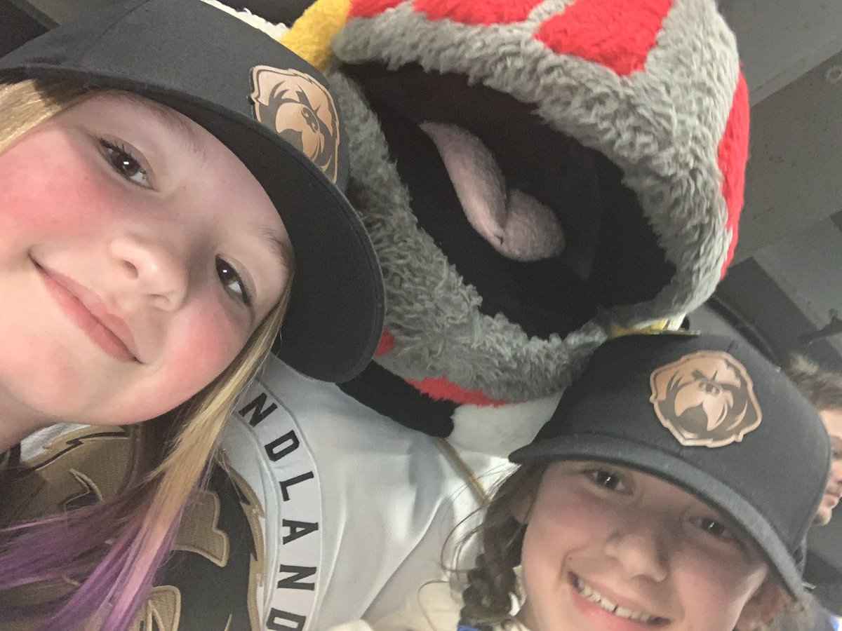 LTLEBLANC's tweet photo. @NewtownElem @NLGrowlers Selfie with Buddy! https://t.co/JO7hv69RqL