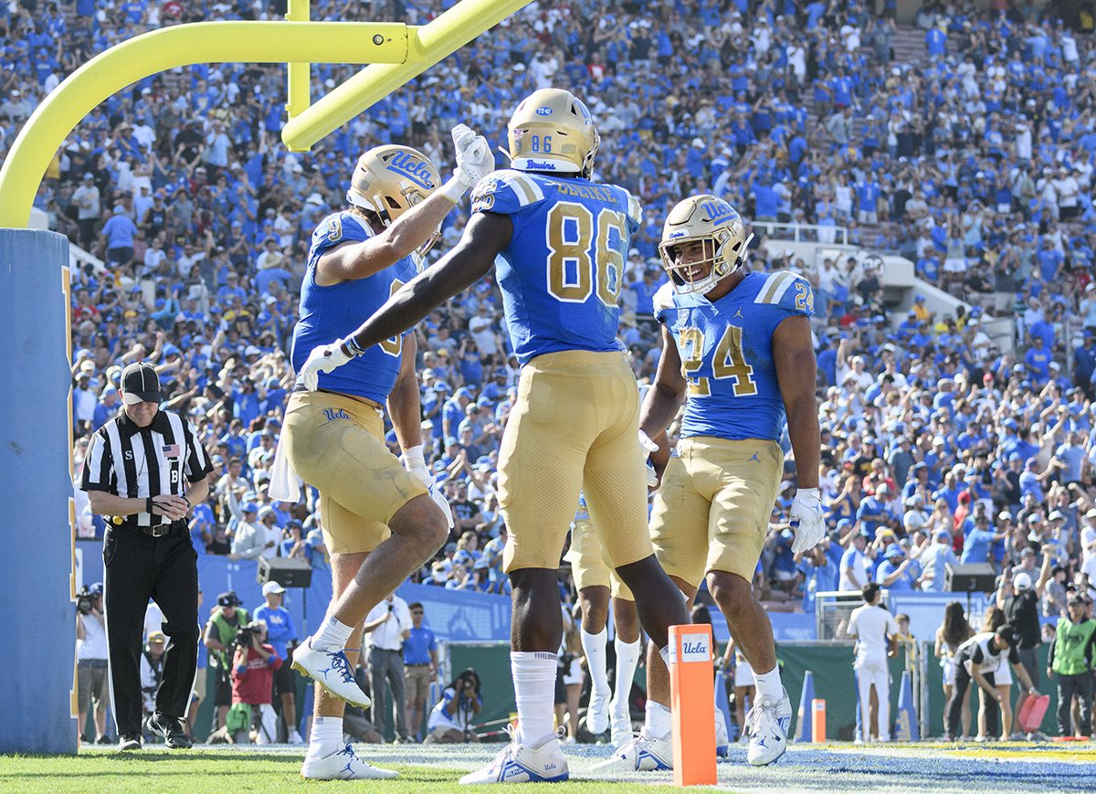AaronDunn79's tweet photo. After a great conversation with @CoachDrev I am extremely BLESSED to announce I have received an offer to the Universiy of California, Los Angeles !! 🔵🟡 #GoBruins @SFHSFootball @coach_OFFA @kanuch78 @BrandonHuffman @qbelite @UCLAFootball https://t.co/7xs0aDOjEg