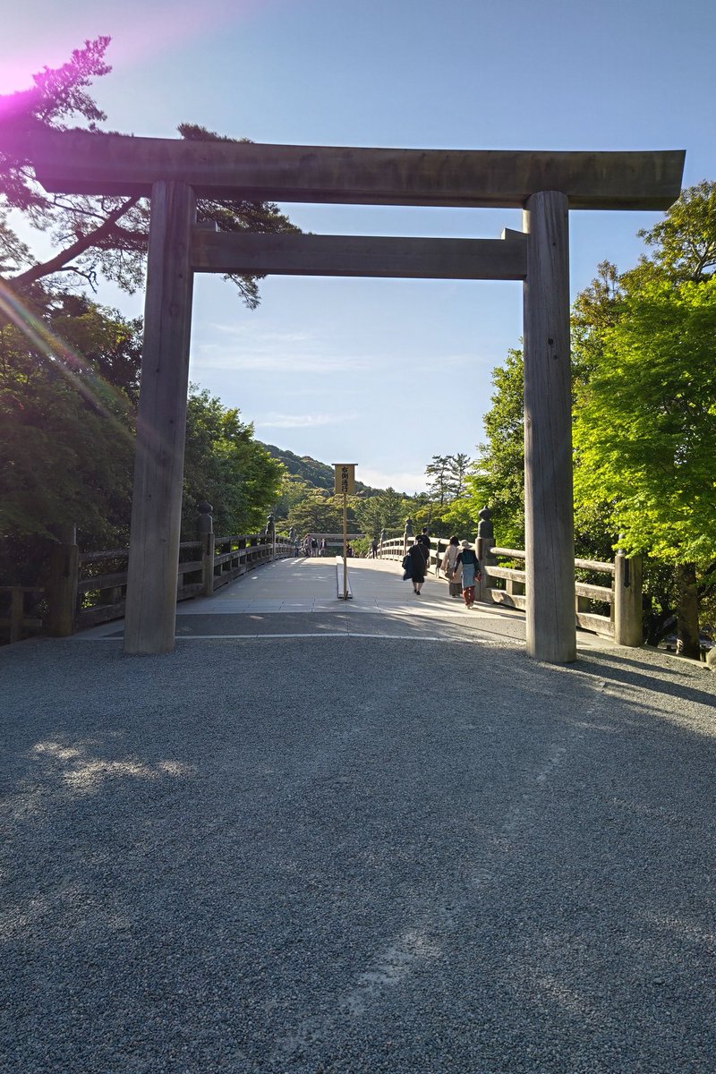 昨日は仕事が終わって 友達と伊勢神宮に行って来ました😊  初伊勢神宮でいろいろ見て 美味しい食事をして 大満足でしたね～👍️

写真撮ったら 左上に紫の光が😯
なんいいことありそうな予感😊