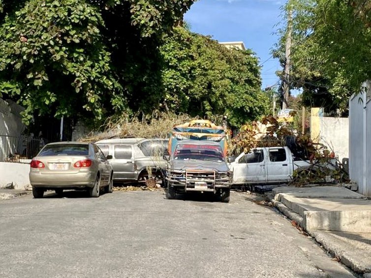 DeyeMonEnfo's tweet photo. Pòtoprens: Barikad yo monte pi plis chak jou nan plizyè katye nan kapital la depi lendi. Se moun nan chak zòn yo ki fè sa pou bloke gang yo. Moun yo di yo #bouke ak vyolans lan. Anpil brigad katye kontinye fèt tou.
📸 Jodi a nan Pako, @DeyeMonEnfo
#PeyiLòk https://t.co/J1E4DNjF30