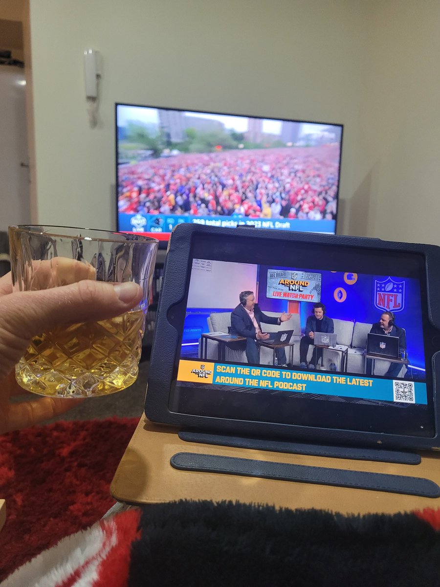 SamHockney1's tweet photo. The only way to enjoy Draft Night!!!! @DanHanzus @greggrosenthal @MarcSessler @AroundTheNFL #2Screens!! https://t.co/gMRpCCCGgC