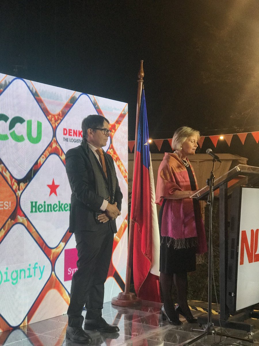 En el #diadelrey en la embajada de #holanda. La embajadora ⁦<a href="/carmengonsalves/">Carmen Gonsalves</a>⁩ destacó el gobierno #feminista de #chile y la férrea intención de luchar por la #democracia Reafirmó el compromiso x la #transicionenergetica e #h2v