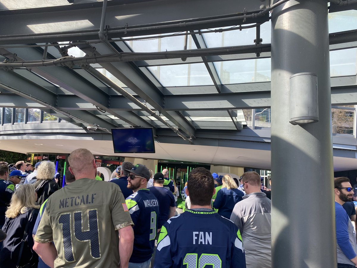 CMTMosqueda's tweet image. Gooooo @Seahawks 💚💙! We are ready for the #2023Draft! This beautiful ☀️ sunny City of Seattle is so excited for our team!