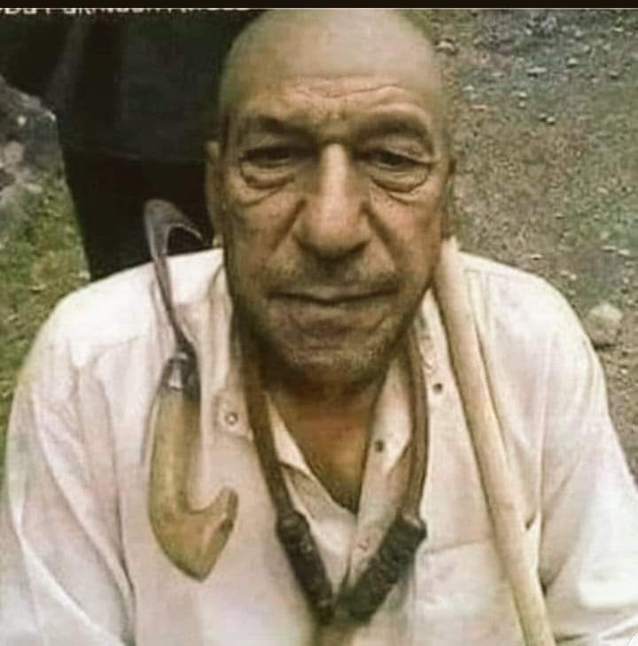 اگر کسی کو گندم کی کٹائی کرنی ہو تو آج سے یہ بندہ بلکل فارغ ہے مزدوری بھی نہ دینا بس 200 کی چرس لے کر دے دینا😂