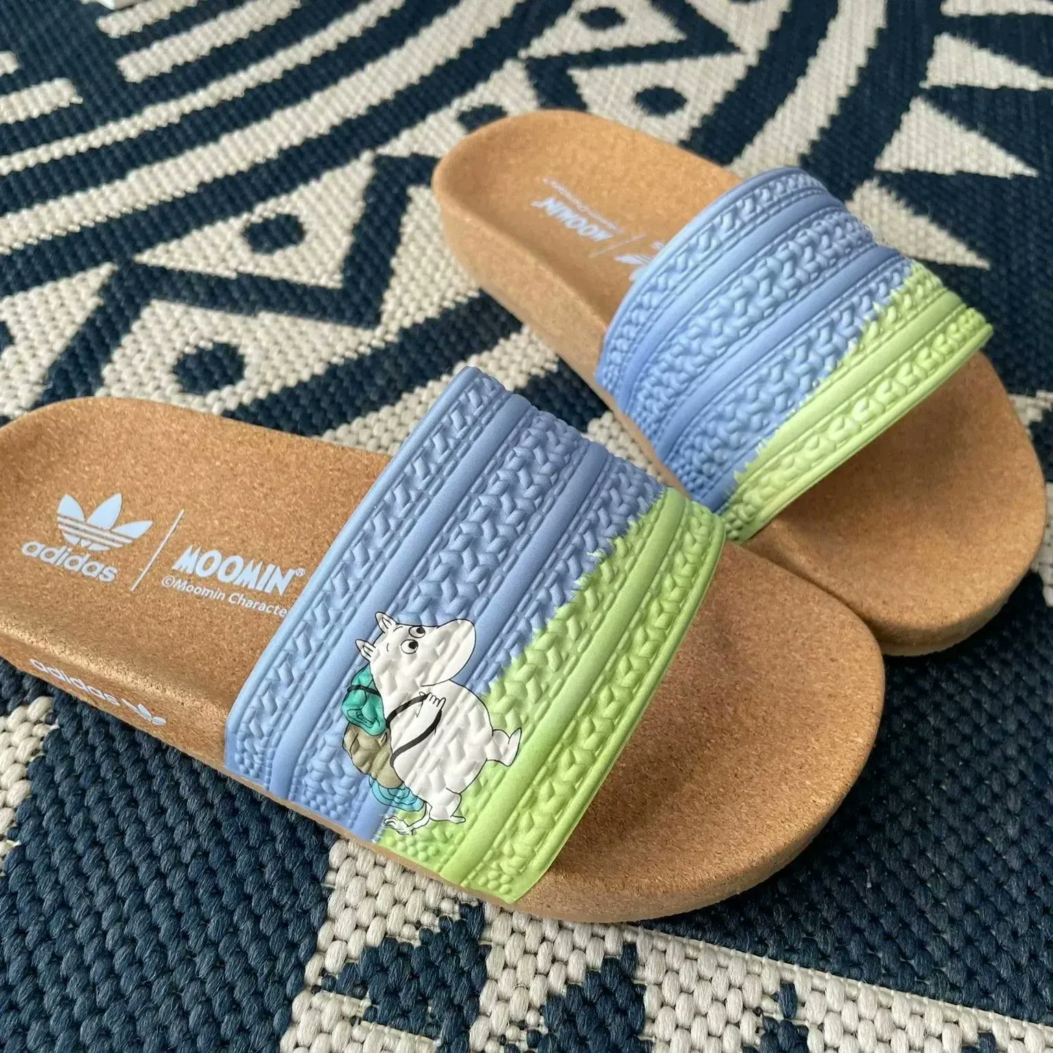 ★adidas originals x MOOMIN★コラボ★W ADILETTE CORK★追跡可 WMNS) adidas Adilette x Moomin Cork Slide 'Blue Fusion Gum