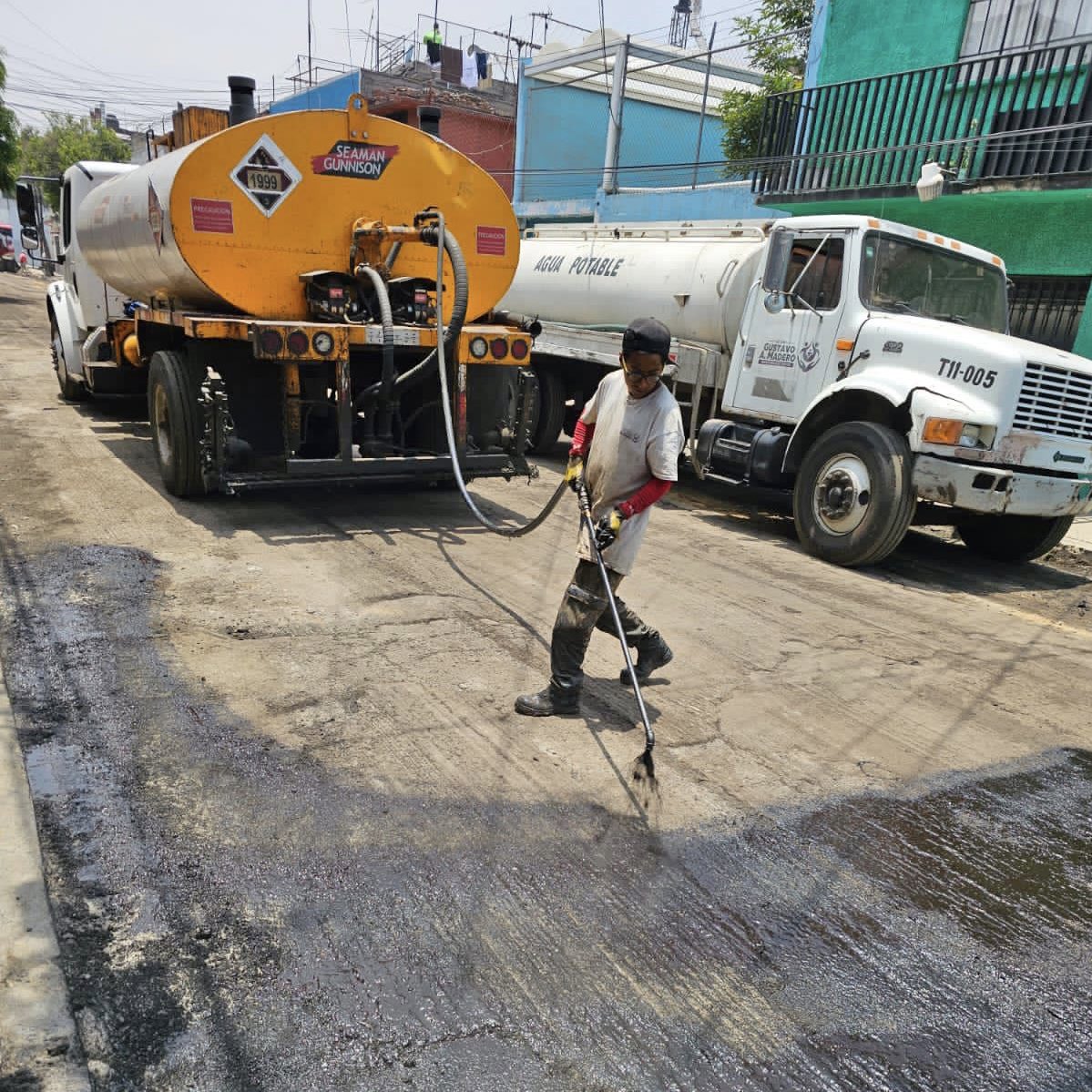 fchiguil's tweet photo. Las y los #GuerrerosDelAsfalto mejoran las calles de nuestra demarcación 👍. En calle Albino Zertuche de la colonia 15 de agosto se reencarpetan 1,195 m2. ¡Por una alcaldía #SinBaches! https://t.co/jrWNPgCPip