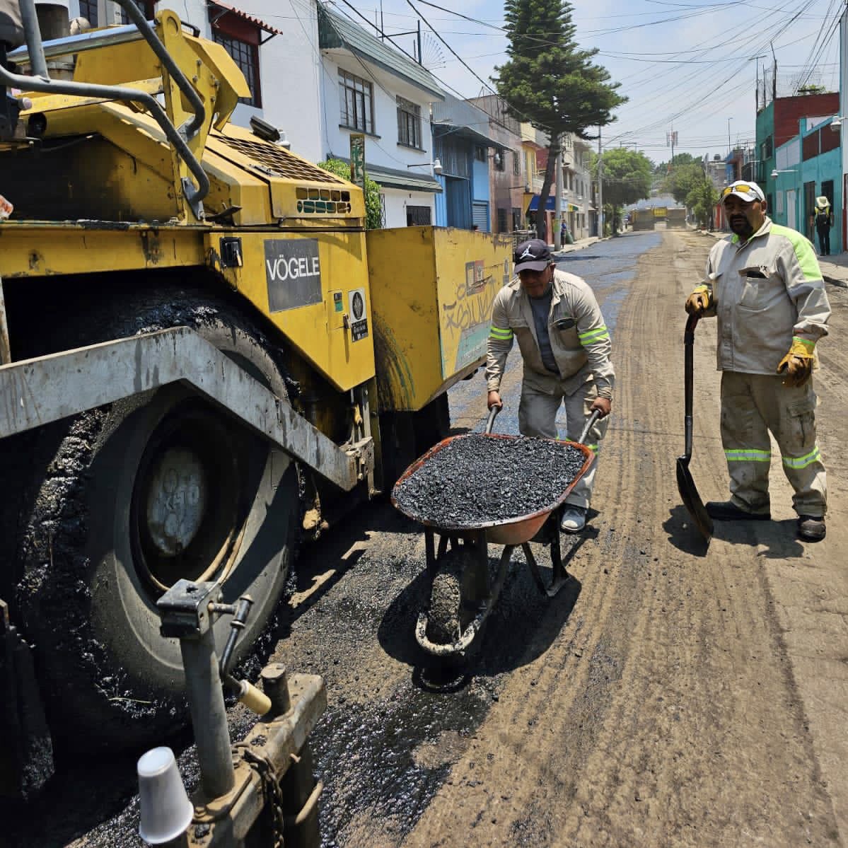 fchiguil's tweet photo. Las y los #GuerrerosDelAsfalto mejoran las calles de nuestra demarcación 👍. En calle Albino Zertuche de la colonia 15 de agosto se reencarpetan 1,195 m2. ¡Por una alcaldía #SinBaches! https://t.co/jrWNPgCPip