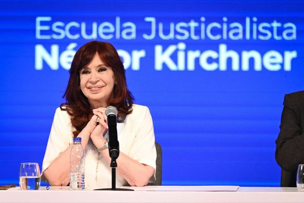 HugoYasky's tweet photo. Después de escucharla hoy a Cristina me voy aun más convencido de que es por lejos la figura más importante del movimiento popular.

Y la única que puede conducirnos en este momento tan difícil de la Argentina. https://t.co/ghDKfMUl03