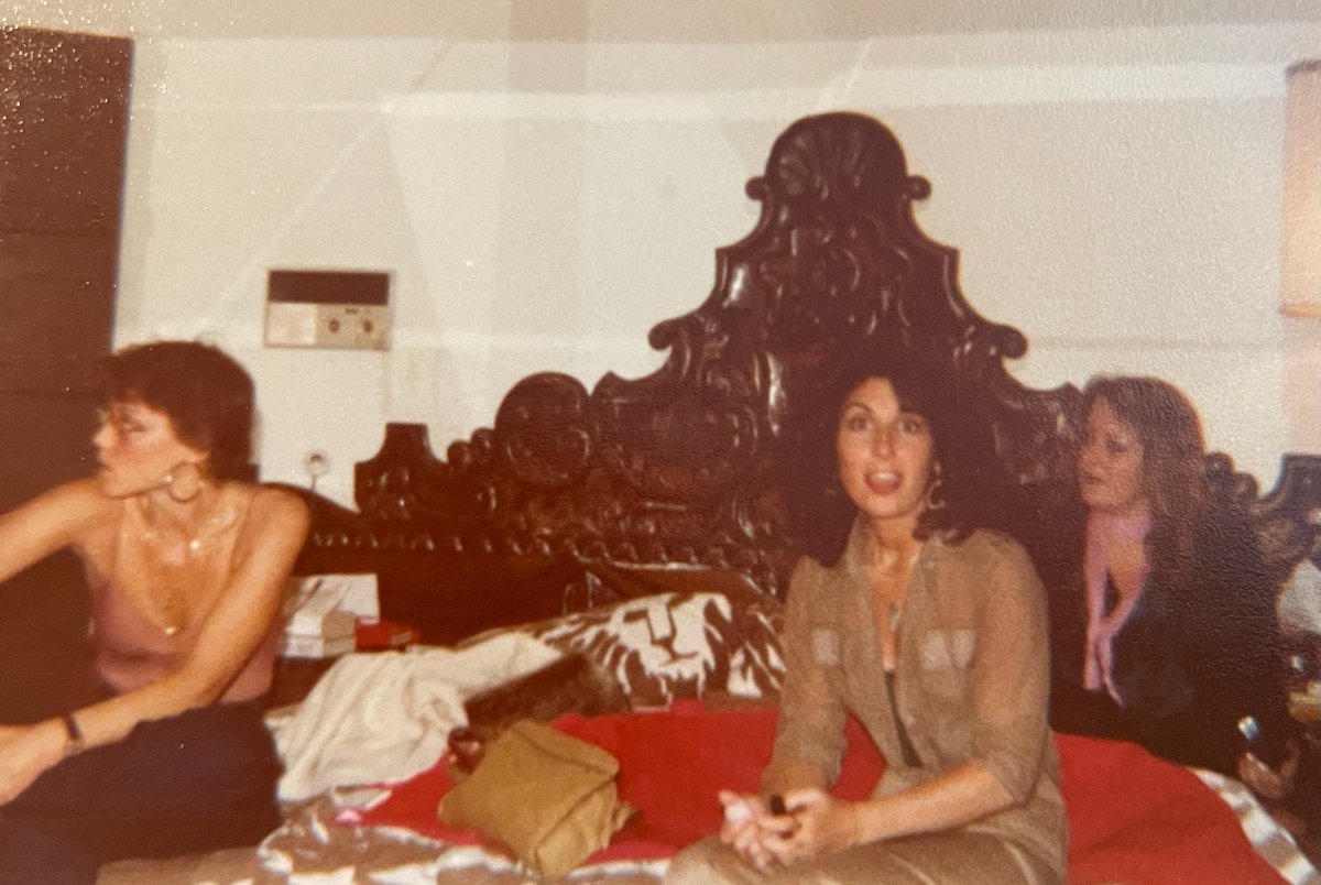 maybellinebook.com
My sister on the left and her friends during the filming of, 'Goodbye Norma Jean' at our father's home, in 1974. Read about it in my memoir, The Maybelline Story. 
#FILM #films #vintagestyle #1970s #BooksWorthReading #booksfortrade #booksforsale #memoirs
