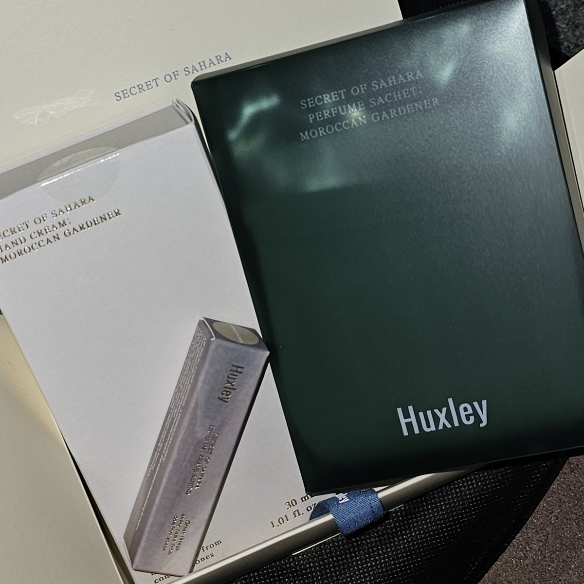 Huxley also prepared a pre-recording gift box for Carats. It contains a handcream, a lip balm, and a perfume sachet! Our Huxley model Wonwoo 🥺