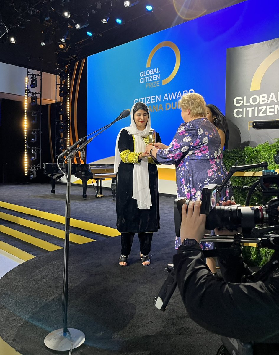 Afghan girls are banned from school beyond 6th grade. And when the right to protest is curtailed, the world needs defenders like @BarakPashtana to keep up the fight for educational opportunities. Today I had the honor of awarding her the @glblctzn prize at #GlobalCitizenNOW