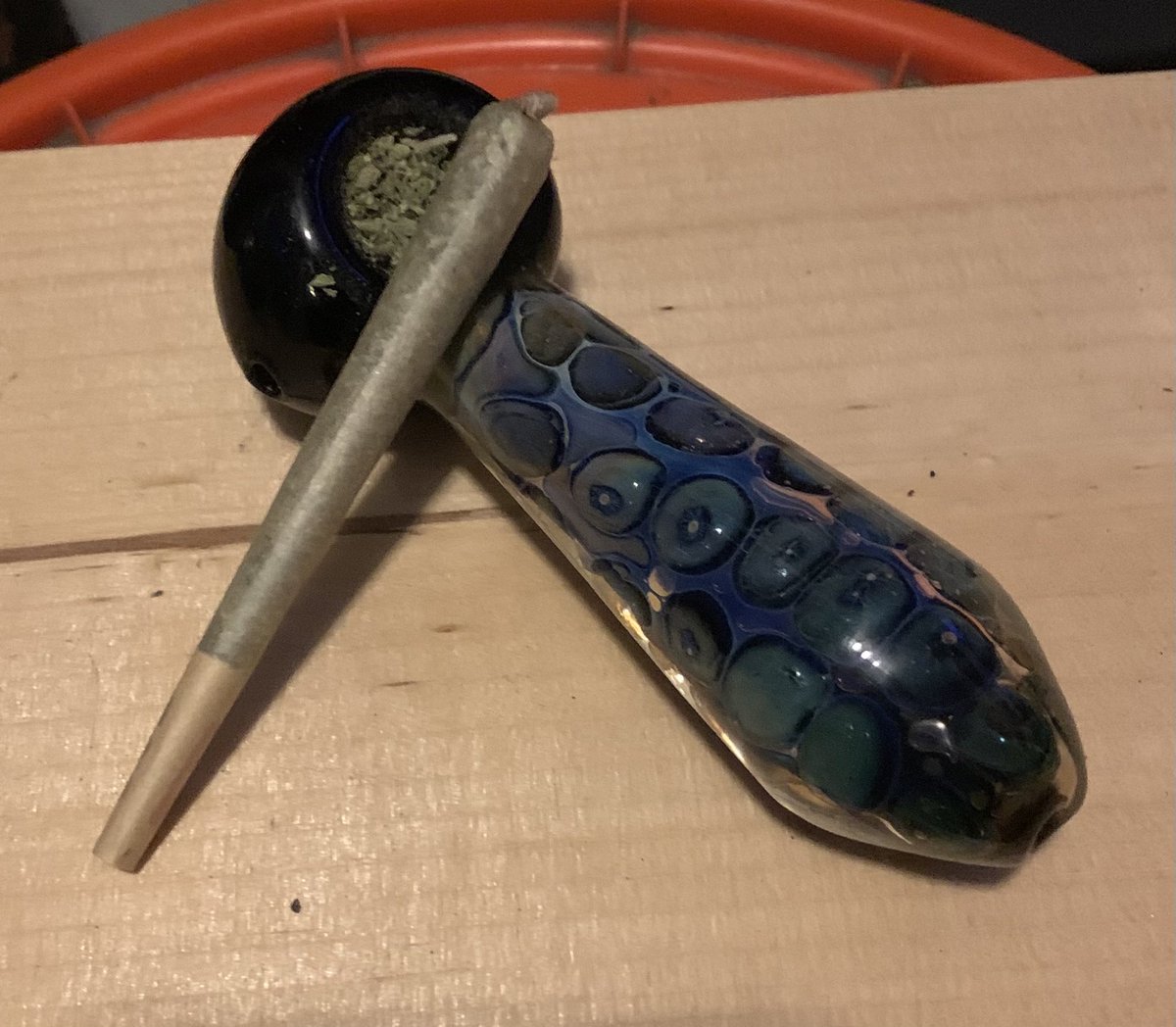 jhcowboy3's tweet image. The weekend has begun (or is it began)? Ehh Fuck it time to smoke and  watch the Celtics 💨💚🍀 #YeahBro #GoCeltics #StonerFam #420life