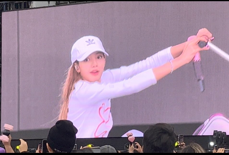 LISANATIONS_'s tweet photo. oopsie 🫢 careful lili

LISA HECHIZA MEXICO
#LALISA #MONEY #SHOONG https://t.co/Tx4fmeYt4t