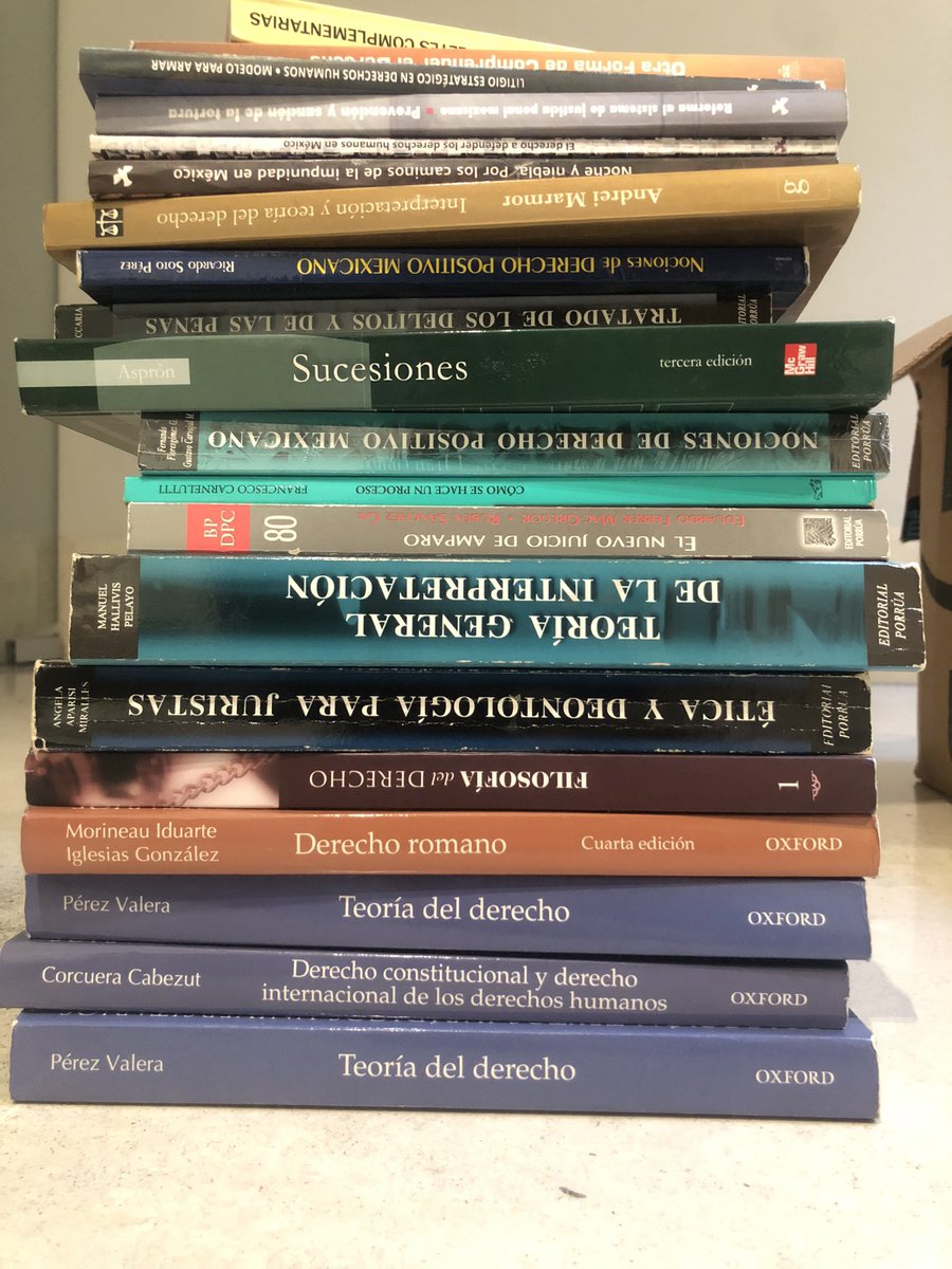FerAnaya's tweet photo. Quisiera donar algunos libros para estudiantes derecho que están en muy buen estado - ¿alguien sabe donde los puedo dejar? https://t.co/h79JoT1ER0