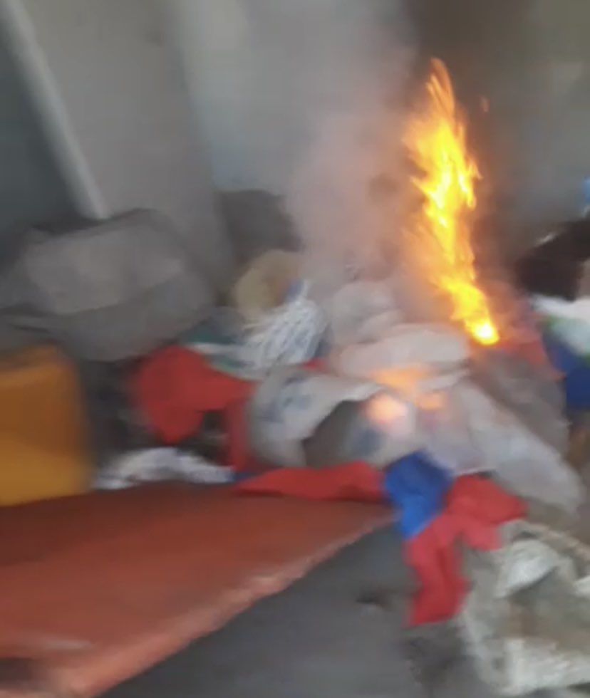 josephlunieOFF's tweet photo. La population, de l’Estère, dans l’Artibonite, a incendié ce jeudi 27 Avril, des maisons appartenant au groupe de gang "Kokorat San Ras", après une opération menée par la police. Les bandits ont eu le temps de s’échapper. @josephlunieOFF @pnh_officiel https://t.co/ZUWuHmIn0l