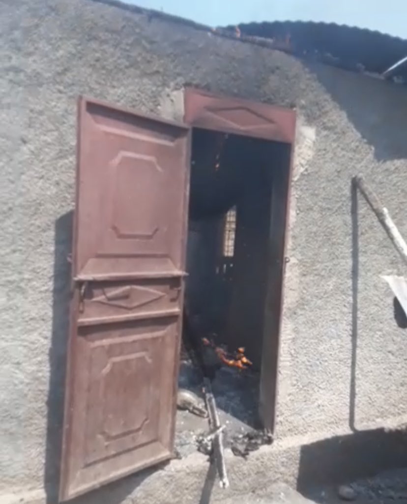 josephlunieOFF's tweet photo. La population, de l’Estère, dans l’Artibonite, a incendié ce jeudi 27 Avril, des maisons appartenant au groupe de gang "Kokorat San Ras", après une opération menée par la police. Les bandits ont eu le temps de s’échapper. @josephlunieOFF @pnh_officiel https://t.co/ZUWuHmIn0l