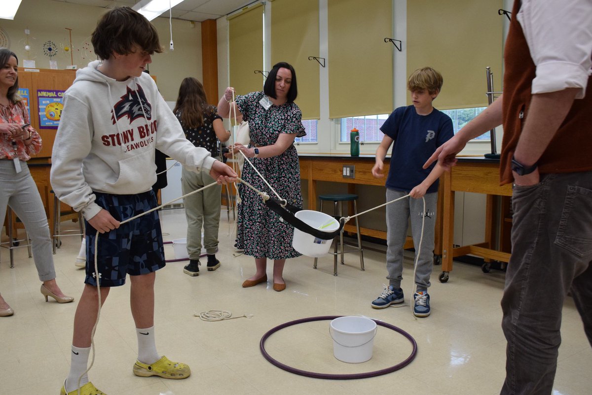 StAloysiusRC's tweet photo. Staff got to work with 4th grade pupils  at @3vcsd with @MrsVTechTeach in science and Maths today. We got to explore the schools STEM kits and problem solve together with them. Thank You for being so welcoming. #bcastem #bcanum https://t.co/QbEqG3dRkf