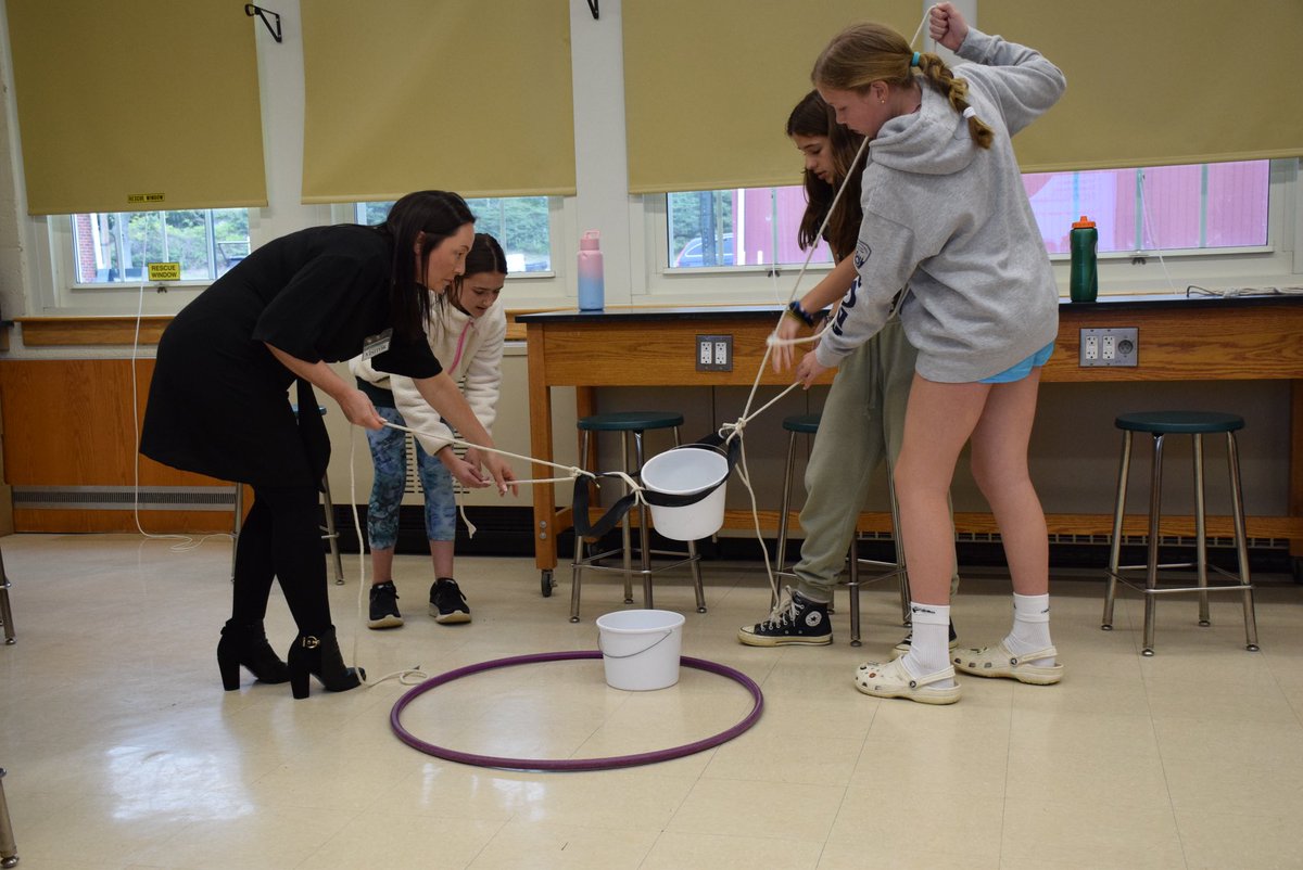 StAloysiusRC's tweet photo. Staff got to work with 4th grade pupils  at @3vcsd with @MrsVTechTeach in science and Maths today. We got to explore the schools STEM kits and problem solve together with them. Thank You for being so welcoming. #bcastem #bcanum https://t.co/QbEqG3dRkf