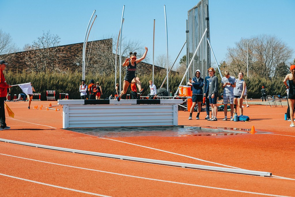 𝒦𝒾𝓅 𝒥𝒶𝓃𝓋𝓇𝒾𝓃 𝐼𝓃𝓋𝒾𝓉𝒶𝓉𝒾𝑜𝓃𝒶𝓁

Zoe Christenson in her second steeplechase ever 𝒔𝒐𝒂𝒓𝒔 to a 𝙃𝙐𝙂𝙀 lifetime best of nearly :43 seconds and runs the 5️⃣th fastest time in program history‼️

#OmahaTFXC | ⚫️🔴🐮