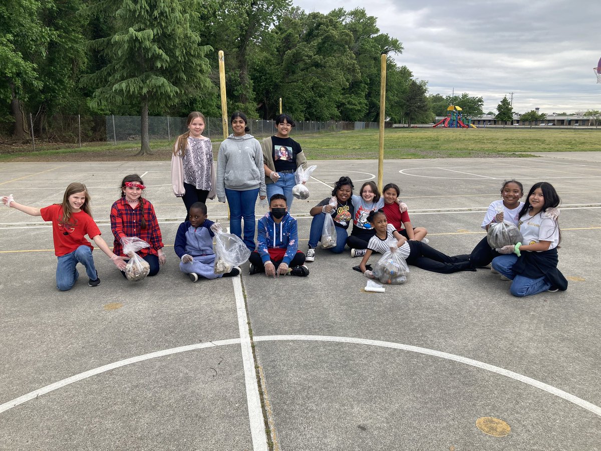 The Bayside SCA worked hard to clean our school grounds. @BaysideBulldog @CathyBrumm @MsOConnor33 @DawnetteFuller @vbschools @LaceyDetlor