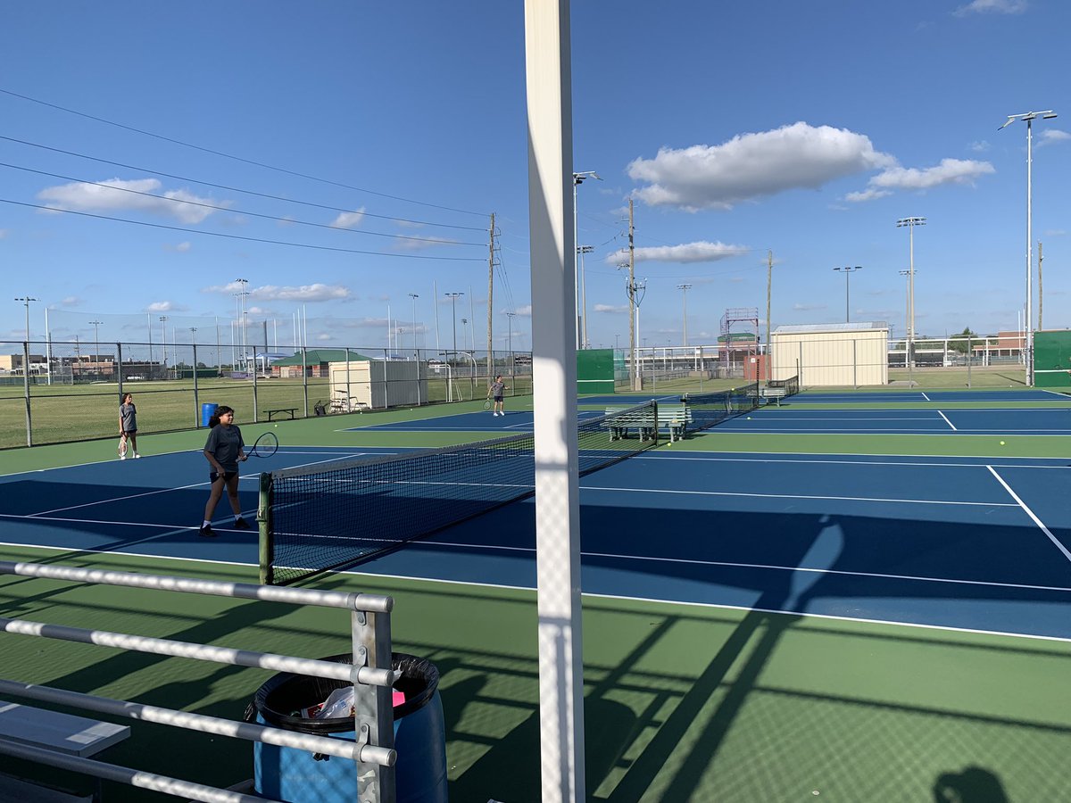 averyy_0724's tweet image. What a beautiful day for a tennis match! My kiddos are so talented on and off the court 🎾 #wearehaskett @HaskettJH