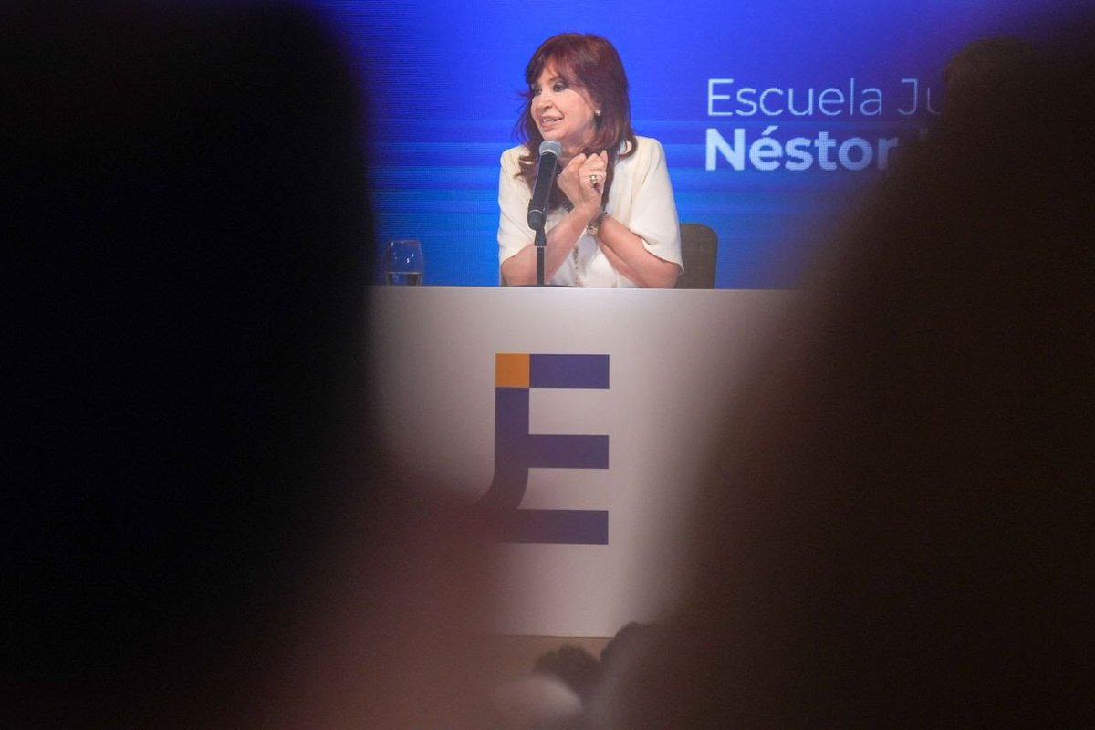 EnriqueCresto's tweet photo. Acompañamos a nuestra compañera Vicepresidenta @CFKArgentina en la presentación de la Escuela Justicialista en el Teatro Argentino de La Plata.

Escuchar a Cristina siempre es una oportunidad de reflexión y aprendizaje, porque estas charlas representan la posibilidad de escuchar a una compañera con una enorme formación y experiencia y una profunda visión de la realidad del país y Latinoamérica. 

Muchas gracias a los compañeros y compañeras que nos invitaron a compartir este encuentro.