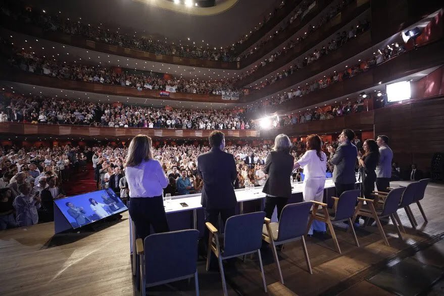 EnriqueCresto's tweet photo. Acompañamos a nuestra compañera Vicepresidenta @CFKArgentina en la presentación de la Escuela Justicialista en el Teatro Argentino de La Plata.

Escuchar a Cristina siempre es una oportunidad de reflexión y aprendizaje, porque estas charlas representan la posibilidad de escuchar a una compañera con una enorme formación y experiencia y una profunda visión de la realidad del país y Latinoamérica. 

Muchas gracias a los compañeros y compañeras que nos invitaron a compartir este encuentro.