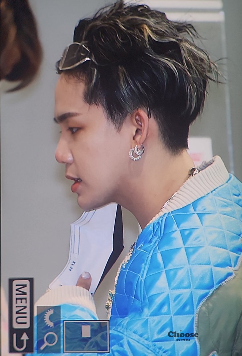 choose199904's tweet photo. 230428
Preview
#트레저    #최현석 #CHOIHYUNSUK 
#TREASURE https://t.co/Xi1r42Gxdy