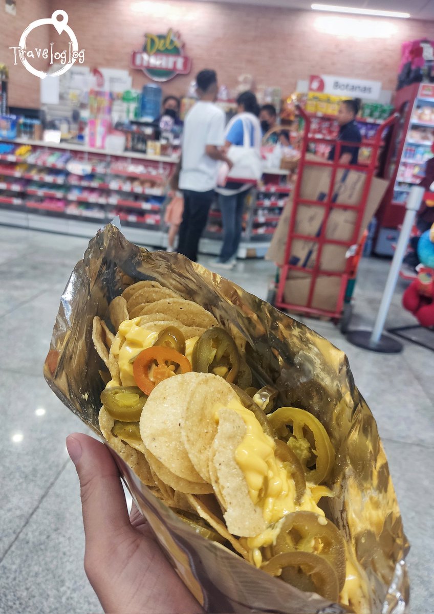 メキシコの風景🇲🇽 コンビニのナチョス メキシコのコンビニには、温かいポテトチップスが売っていて 注文すると袋を縦に真っ二つに切って、その場でハラペーニョとチーズソースをかけてくれます😋 実はメキシコで1番のお気に入りかも。 日本にも欲しい、このサービス😂