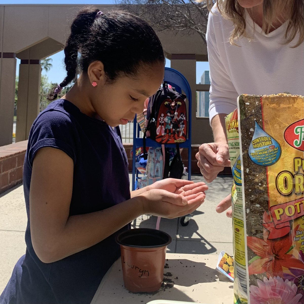 ArroyoVerdeRUSD's tweet photo. Mrs. Emery’s class planted seeds last week to celebrate Earth Day. #thisisrusd #arroyoaztecs #gardeningisfun #firstgradescience https://t.co/18yDlNkJoo